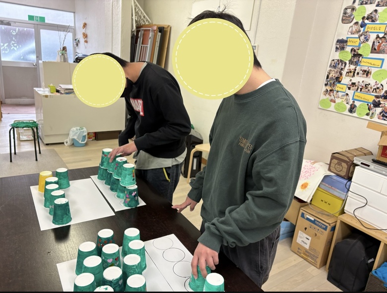 出来るかな？紙コップ積み上げゲーム！